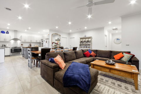 StayCentral - Rosanna Luxurious Mansion - Darwin Holiday 0