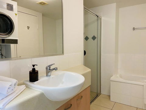 Steps From Mudjimba Beach 3 BR Apt Sunshine Coast With WIFI,Pool,Parking - Darwin Holiday 2