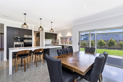 Stoney's On MIlls - Darwin Holiday 1