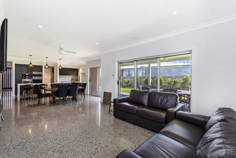 Stoney's On MIlls - Darwin Holiday 2