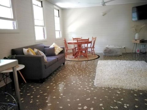 Stranded? Nowhere To Stay? Sanitised Apartment, Sleeps 4, Netflix, Wifi, Pool - Darwin Holiday 0