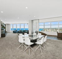 Stunning 4 bedroom Sub Penthouse - level 60 Q1 - Darwin Holiday