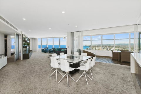 Stunning 4 Bedroom Sub Penthouse - Level 60 Q1 - Darwin Holiday 0