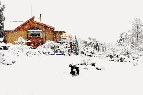 STUNNING HOME WITH AMAZING VIEWS - Just 20 Mins To The City And Only 10 To MONA! - Darwin Holiday 0