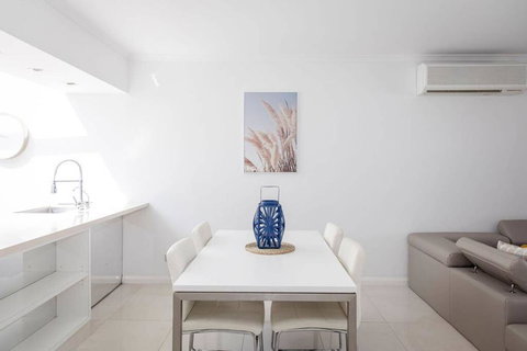 Stylish Executive Apartment With Balcony - Darwin Holiday 3