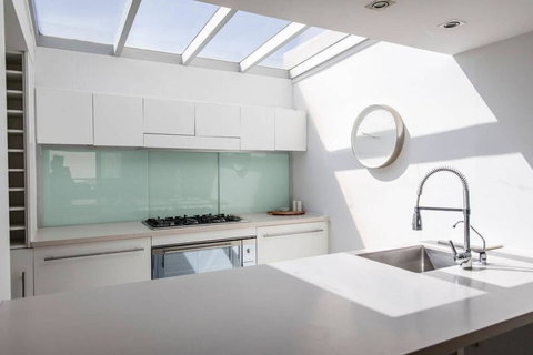 Stylish Executive Apartment With Balcony - Darwin Holiday 1