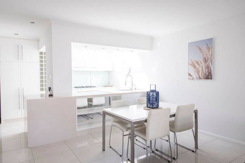 Stylish Executive Apartment With Balcony - Darwin Holiday 2