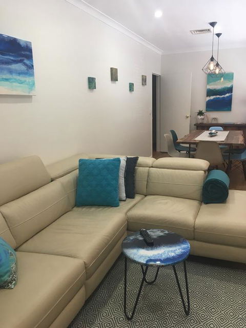 Stylish North Perth On Cafe Strip - Darwin Holiday 1
