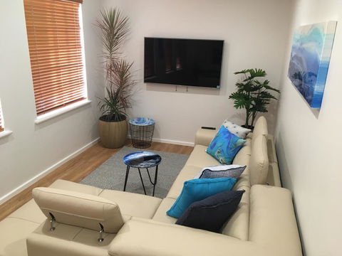 Stylish North Perth On Cafe Strip - Darwin Holiday 0