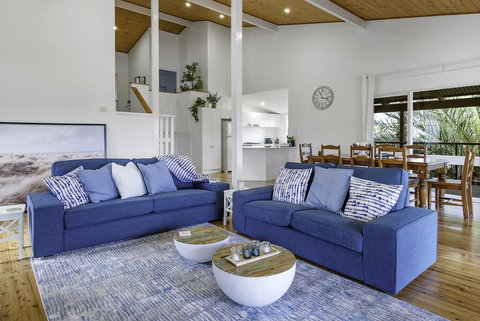 Stylish Renovated Home - Ocean Views - Fireplace - Darwin Holiday 2