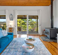 Stylish Renovated Home - Ocean Views - Fireplace - Darwin Holiday