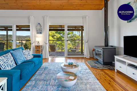 Stylish Renovated Home - Ocean Views - Fireplace - Darwin Holiday 0