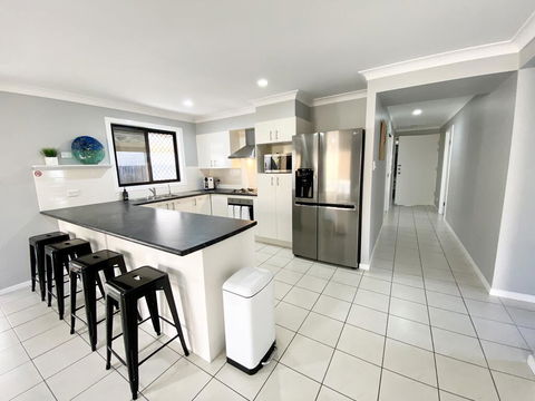 STYLISH RESIDENCE, LARGE PRIVATE YARD - CLOSE TO DREAMWORLD - Darwin Holiday 3