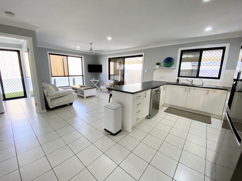 STYLISH RESIDENCE, LARGE PRIVATE YARD - CLOSE TO DREAMWORLD - Darwin Holiday 2