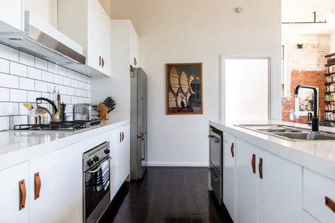 Stylish Warehouse Conversion In The Heart Of Fitzroy - Darwin Holiday 2