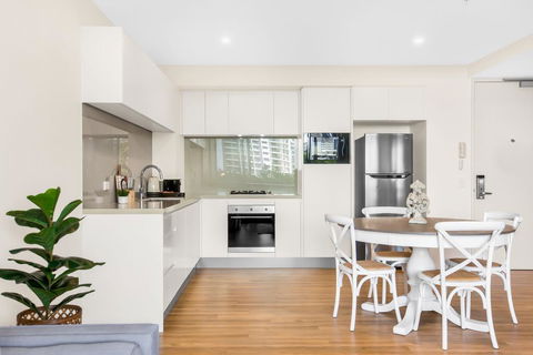 Sun Drenched Apartment In The Heart Of Surfers - Darwin Holiday 3