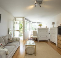 Sunlit studio in the trees walk to the beach - Darwin Holiday