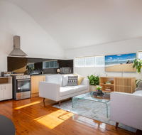Sunlit Two-Bedroom Unit With Sprawling BBQ Deck - Darwin Holiday