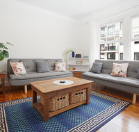 Sunlit 2-bed Apartment Metres From the Beach - Darwin Holiday