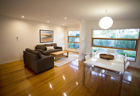 SUNNY DAZE - Darwin Holiday 3