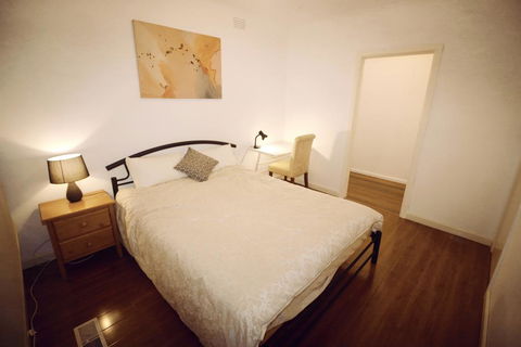 Sunny House - Melbourne Airport Home - Darwin Holiday 0