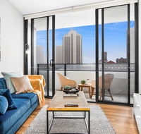 Sunny Modern Two-Bedroom Pad Steps From the Beach - Darwin Holiday