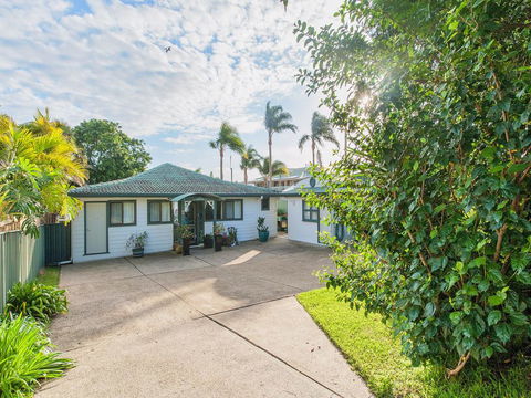 Sunset Beach House - Soldiers Point Sleeps 9 - Darwin Holiday 2