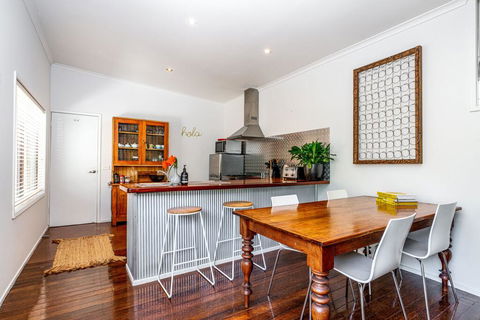 SUNSET BEACH SHACK On SURF - Darwin Holiday 2