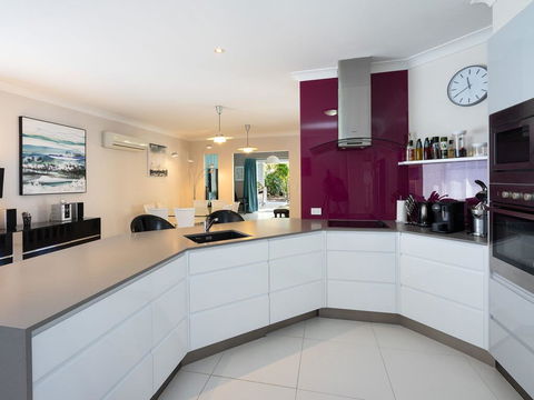 Super Sized Family Retreat With A Pool - Darwin Holiday 2