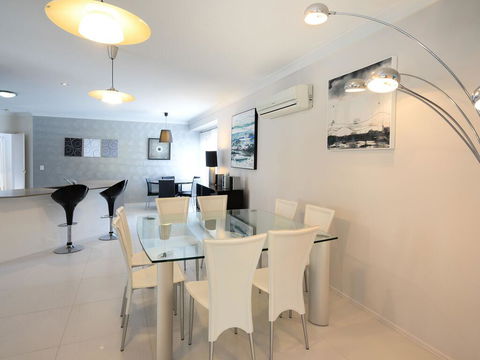 Super Sized Family Retreat With A Pool - Darwin Holiday 1