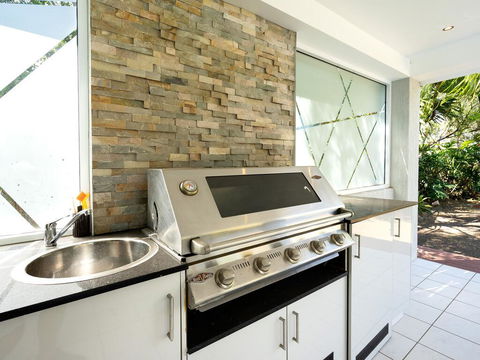 Super Sized Family Retreat With A Pool - Darwin Holiday 3