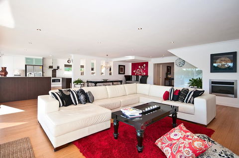 Surfers Paradise Escape - Waterfront House - Darwin Holiday 1