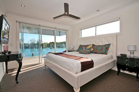 Surfers Paradise Escape - Waterfront House - Darwin Holiday 3
