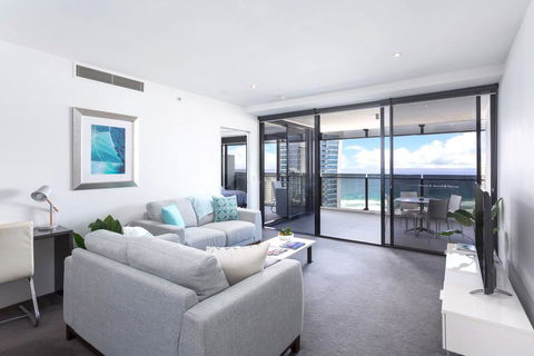Surfers Paradise Two Bedroom Luxury Seaview Spa Apartment - Sealuxe - Darwin Holiday 1