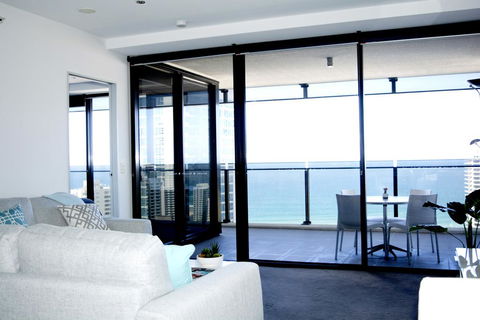 Surfers Paradise Two Bedroom Luxury Seaview Spa Apartment - Sealuxe - Darwin Holiday 3