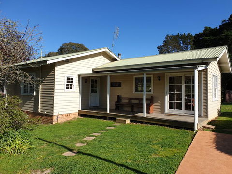 Sutton Forest Cottage - Darwin Holiday 0