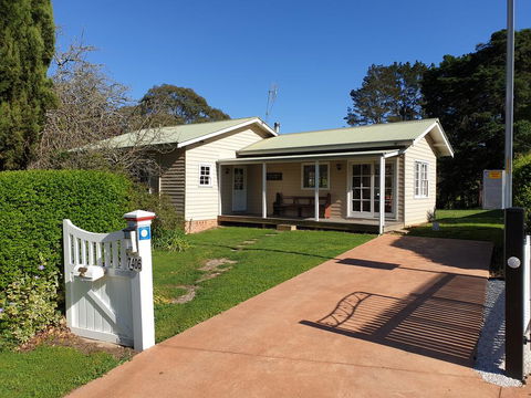 Sutton Forest Cottage - Darwin Holiday 1