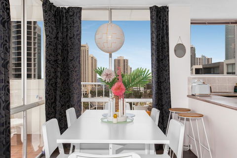 Sweeping Views Of Surfers Paradise And Chevron Island - Darwin Holiday 2