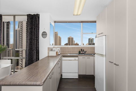 Sweeping Views Of Surfers Paradise And Chevron Island - Darwin Holiday 3