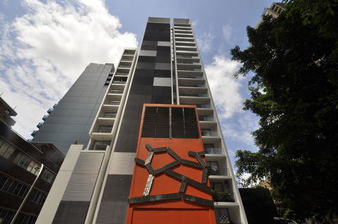 Sydney 1 Bed Modern Self Contained Apartment (402ALB) - Darwin Holiday 0