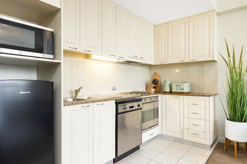 Sydney CBD 1 Bedroom Self-Contained Apartment With Spectacular Sydney Harbour View (1312 BRG) - Darwin Holiday 2