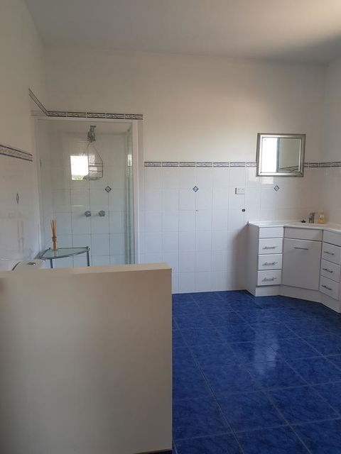 Symuya - Darwin Holiday 0