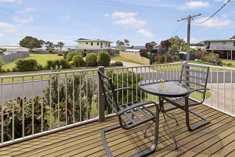 Tanjil - A Stroll From The Water In Paynesville - Darwin Holiday 1