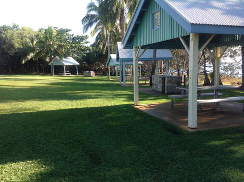 Tannum Sands Hotel / Motel - Darwin Holiday 0
