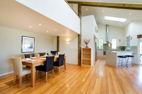 Tathra Beach House Holiday Apartments - Darwin Holiday 1