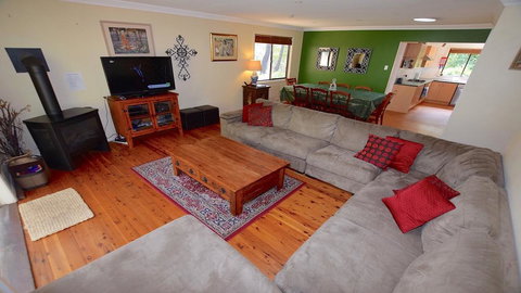 Teach Na Cairde - House Of Friends - Darwin Holiday 1