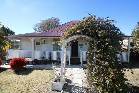 Tenterfield Historic C1895 Cottage - Darwin Holiday 1