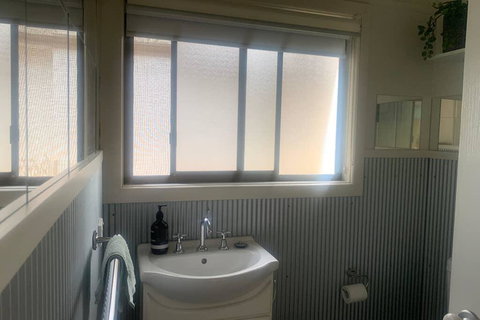 The Batch On Benyon , Fresh And Cute As A Button - Darwin Holiday 3