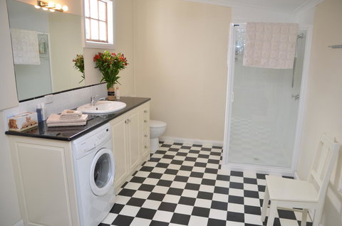 Buttons Cottage For Canyon & Rain Forest Walks With In House Dining - Darwin Holiday 23