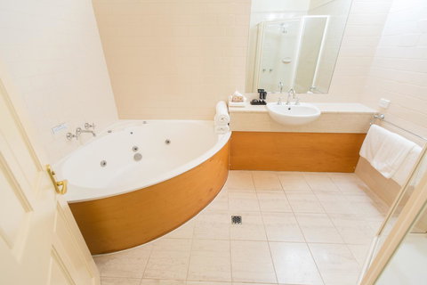 Strahan Village - Darwin Holiday 23